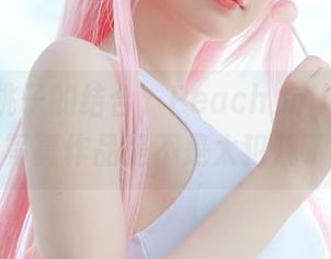 短裙与桃子的结合，Peach milky的最新写真作品是不是太犯规了？